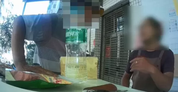 ▲▼台中警方化身早餐店員，逮捕64歲車手。（圖／民眾提供，下同）