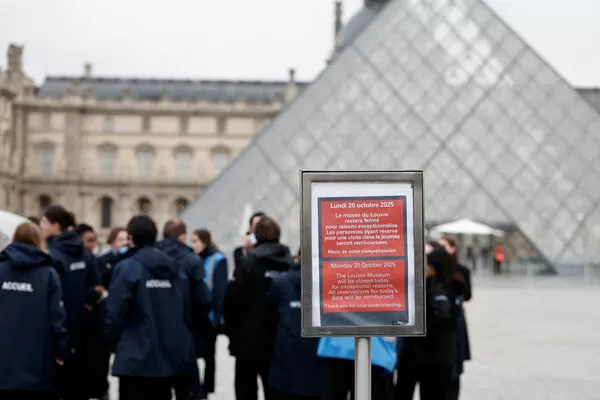 ▲▼ 羅浮宮文物失竊，包括尤吉尼皇后（Empress Eugenie）的珍珠鑽石后冠，唯一尋回的祖母綠寶石后冠受損。（圖／路透）