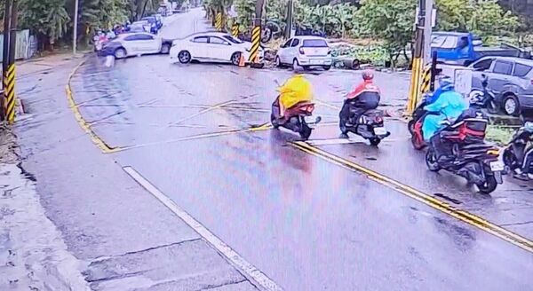 ▲桃園市葉姓男子昨天上午駕車在八德區福國北街發生事故後逃逸，隨後在廣興路上自撞路樹被警方查獲。（圖／八德警方提供）