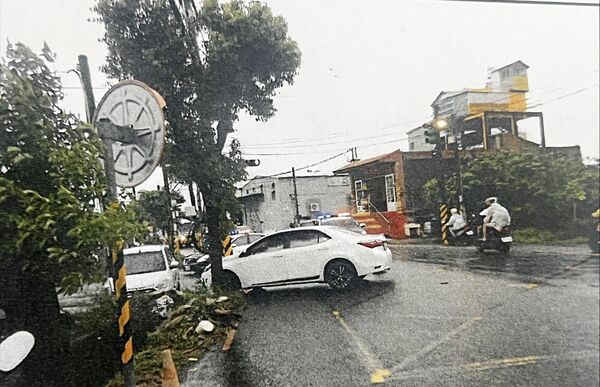 ▲桃園市葉姓男子昨天上午肇事逃逸後，結果在八德區廣興路上自撞路樹被警方查獲。（圖／八德警方提供）