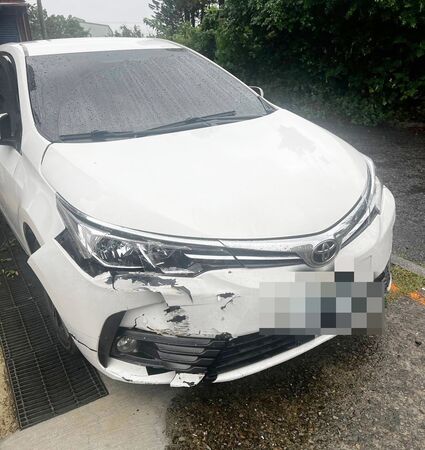 ▲桃園市葉姓男子昨天上午肇事逃逸卻在附近廣興路上自撞路樹被警方查獲，車頭部分出現撞擊痕跡。（圖／八德警方提供）