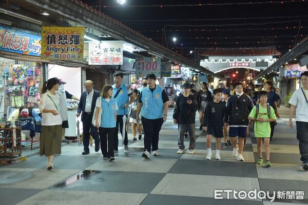 ▲▼市長魏嘉彥也到夜市跟孩子們一起同樂，品嘗台灣小吃。（圖／花蓮市公所提供，下同）