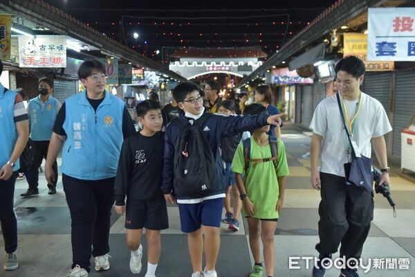 ▲▼市長魏嘉彥也到夜市跟孩子們一起同樂，品嘗台灣小吃。（圖／花蓮市公所提供，下同）