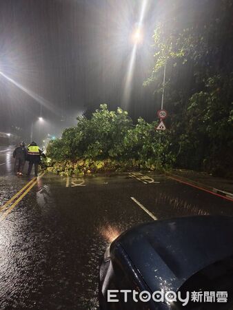 ▲▼新北汐止連日大雨，康寧街土石坍塌，撤離2戶6人。（圖／記者張君豪翻攝）
