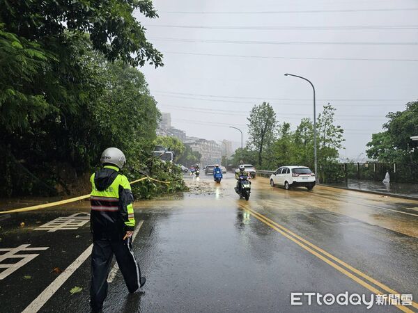 ▲▼新北汐止連日大雨，康寧街土石坍塌，撤離2戶6人。（圖／記者張君豪翻攝）