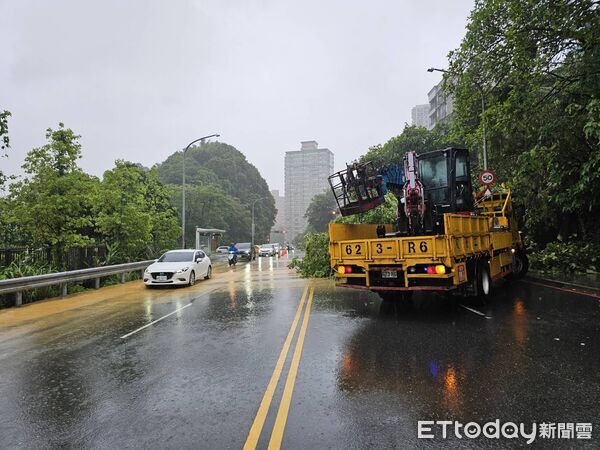 ▲▼新北汐止連日大雨，康寧街土石坍塌，撤離2戶6人。（圖／記者張君豪翻攝）