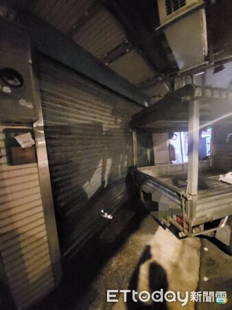 ▲▼            三峽男酒駕開貨車打滑，撞毀11輛汽機車、店家鐵捲門。（圖／記者陸運陞翻攝，下同）