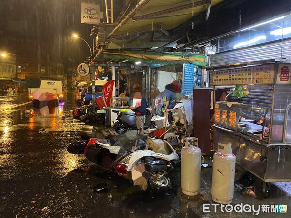 ▲▼            三峽男酒駕開貨車打滑，撞毀11輛汽機車、店家鐵捲門。（圖／記者陸運陞翻攝，下同）