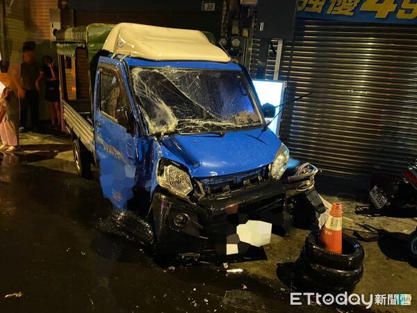 ▲▼            三峽男酒駕開貨車打滑，撞毀11輛汽機車、店家鐵捲門。（圖／記者陸運陞翻攝，下同）