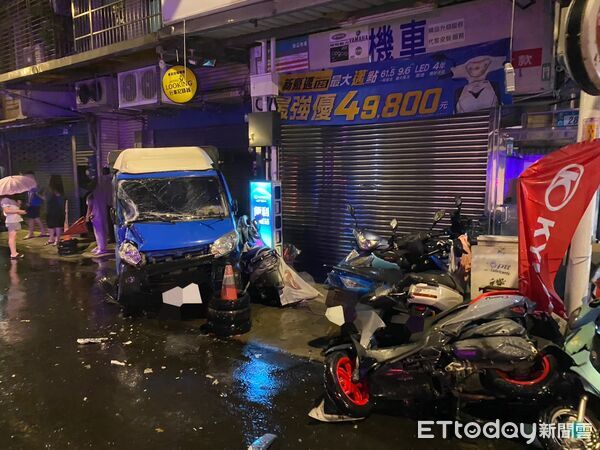 ▲▼            三峽男酒駕開貨車打滑，撞毀11輛汽機車、店家鐵捲門。（圖／記者陸運陞翻攝，下同）