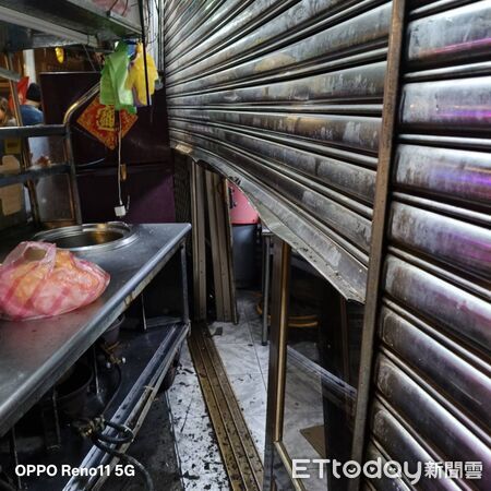 ▲▼            三峽男酒駕開貨車打滑，撞毀11輛汽機車、店家鐵捲門。（圖／記者陸運陞翻攝，下同）