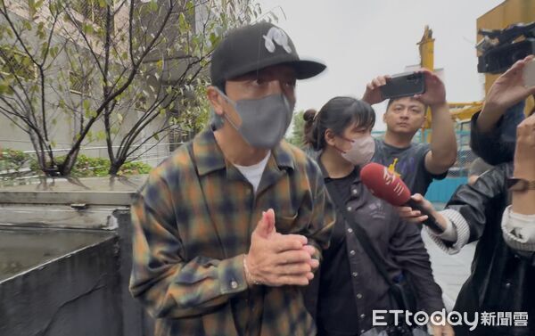 ▲▼坤達閃兵交保，雙手合十道歉。（圖／記者陳以昇攝）