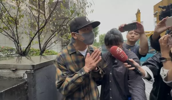 ▲▼坤達閃兵交保，雙手合十道歉。（圖／記者陳以昇攝）