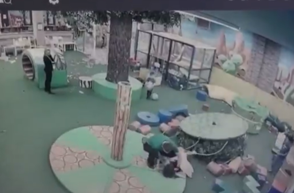 生日派對「旋轉木馬突然解體」　6歲女童被砸昏腦震盪送醫。（圖／翻攝自X）