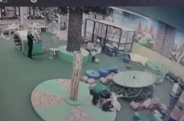 生日派對「旋轉木馬突然解體」　6歲女童被砸昏腦震盪送醫。（圖／翻攝自X）