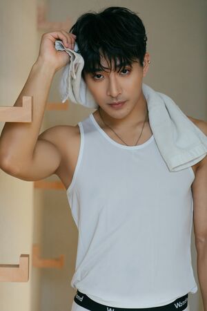 ▲▼ 刺刺為MV化身性感賽車手「精壯胸腹肌」若隱若現。（圖／杰思國際娛樂提供）