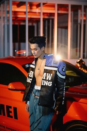 ▲▼ 刺刺為MV化身性感賽車手「精壯胸腹肌」若隱若現。（圖／杰思國際娛樂提供）