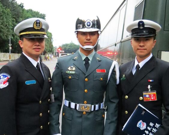 明道當年在陸軍儀隊於元旦表演後和同袍合影。（翻攝藍于洺臉書）