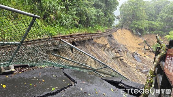 ▲▼台鐵平溪線路基掏空，鐵軌騰空。（圖／讀者提供）