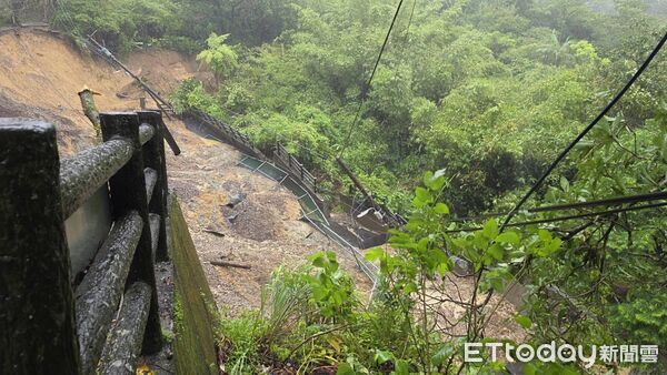 ▲▼台鐵平溪線路基掏空，鐵軌騰空。（圖／讀者提供）