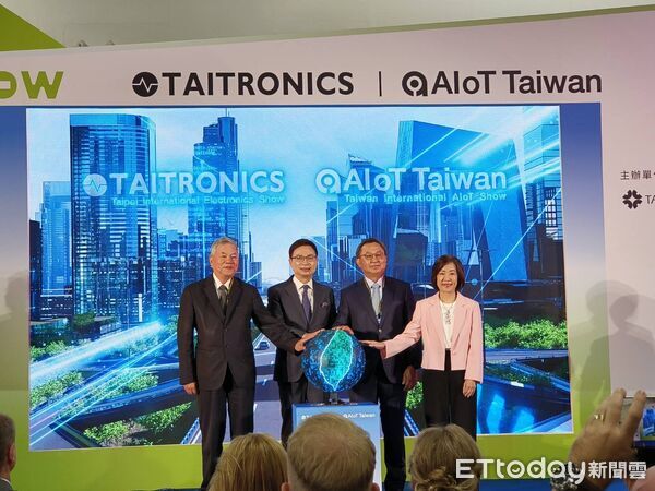 ▲左起總統府資政沈榮津、貿協董事長黃志芳、電電公會副理事長沈尚弘、經濟部政務次長江文若為展出揭幕。（圖／記者張佩芬攝）