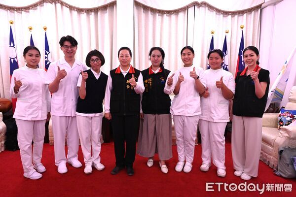 ▲▼慈濟大學學生團隊參加「德國紐倫堡國際發明展」由花蓮縣長徐榛蔚親自授旗加油。（圖／花蓮縣政府提供，下同）