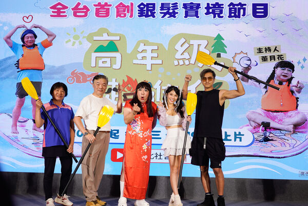 ▲▼「董月花」董至成、王少偉、琳妲出席銀髮實境節目開播記者會，與參與節目錄製的長輩。（圖／新北市政府社會局提供）