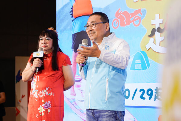 ▲▼「董月花」董至成、王少偉、琳妲出席銀髮實境節目開播記者會，與參與節目錄製的長輩。（圖／新北市政府社會局提供）