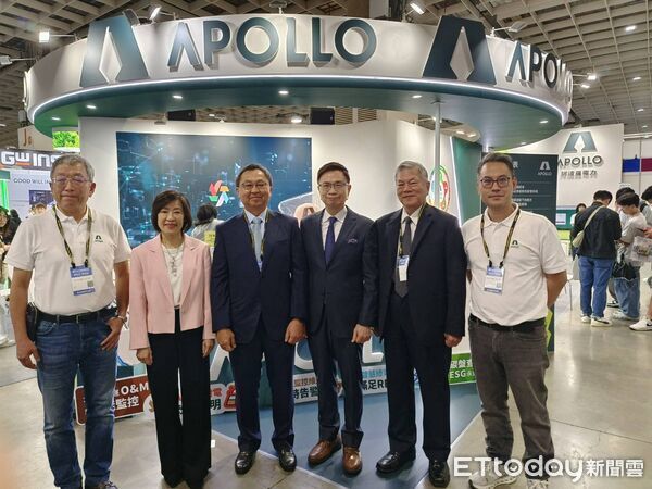 ▲左二起經濟部政務次長江文若、電電公會副理事長沈尚弘、貿協董事長黃志芳、總統府資政沈榮津與阿波羅電力高階主管合影。（圖／記者張佩芬攝）