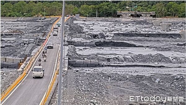 ▲搶修團隊天色微亮即進場清除雜木、淤土及加固穩定路基及安全設施。（圖／公路局提供，下同）