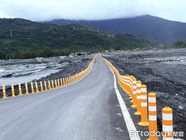 ▲搶修團隊天色微亮即進場清除雜木、淤土及加固穩定路基及安全設施。（圖／公路局提供，下同）