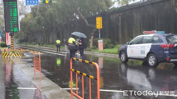 ▲▼             北市堤頂大道多元計程車自撞，女乘客拋飛車外命危。（圖／記者黃彥傑攝，下同）