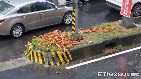 ▲▼ 北市堤頂大道多元計程車自撞，女乘客拋飛車外命危。（圖／記者黃彥傑攝，下同）