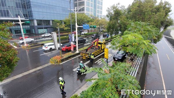 ▲▼ 北市堤頂大道多元計程車自撞，女乘客拋飛車外命危。（圖／記者黃彥傑攝，下同）