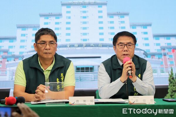 ▲台南市長黃偉哲22日在永華市政中心召開臨時記者會，宣佈動用第二預備金1000萬元全力防堵非洲豬瘟。（記者林東良翻攝，下同）
