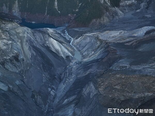 ▲▼馬太鞍溪堰塞湖經連日監測水位穩定，解除紅色警戒。（圖／花蓮分署提供，下同）