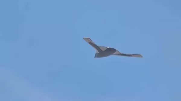 ▲▼中國一架隱身飛翼無人機被拍攝到已進行試飛，其擁有42米驚人的翼展長度。（圖／翻攝自大陸軍事論壇）