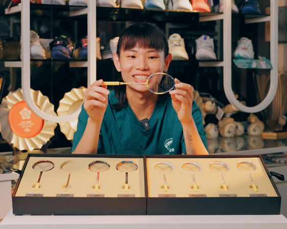 ▲▼戴資穎歷代戰拍迷你收藏組。（圖／VICTOR提供）