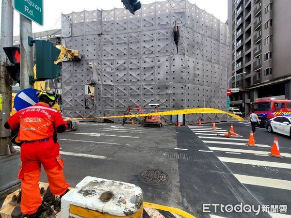▲▼             台中中央市場原址改造，工地卻發生鷹架倒塌意外。（圖／記者許權毅翻攝，下同）