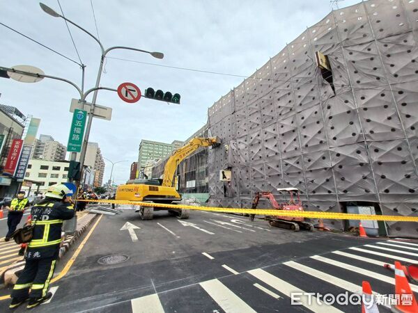 ▲▼ 台中中央市場原址改造，工地卻發生鷹架倒塌意外。（圖／記者許權毅翻攝，下同）