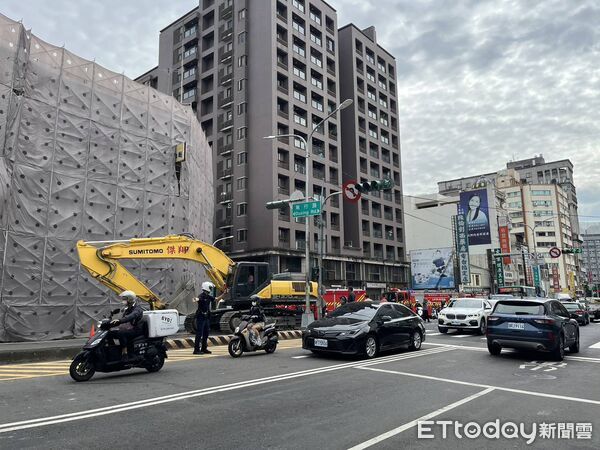 ▲▼ 台中中央市場原址改造，工地卻發生鷹架倒塌意外。（圖／記者許權毅翻攝，下同）