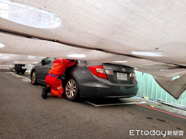 ▲▼ 台中中央市場原址改造，工地卻發生鷹架倒塌意外。（圖／記者許權毅翻攝，下同）