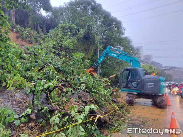 ▲▼        豪大雨造成汐止康寧街、長青路土石坍方工務局動員加速搶修全力修復家園     。（圖／記者陳以昇翻攝）