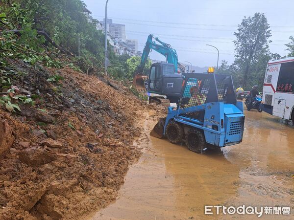 ▲▼    新北市連日豪大雨，汐止區伯爵山莊2期擋土牆坍塌，造成康寧街與福德一路口出現土石滑落，養工處及汐止區公所全力搶修。   。（圖／記者陳以昇翻攝）