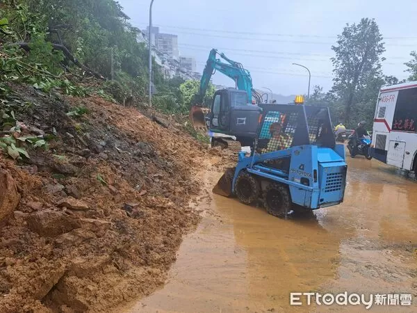▲▼    新北市連日豪大雨，汐止區伯爵山莊2期擋土牆坍塌，造成康寧街與福德一路口出現土石滑落，養工處及汐止區公所全力搶修。   。（圖／記者陳以昇翻攝）