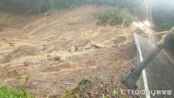 ▲▼        豪大雨造成汐止康寧街、長青路土石坍方工務局動員加速搶修全力修復家園     。（圖／記者陳以昇翻攝）