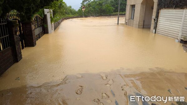 ▲▼        豪大雨造成汐止康寧街、長青路土石坍方工務局動員加速搶修全力修復家園     。（圖／記者陳以昇翻攝）