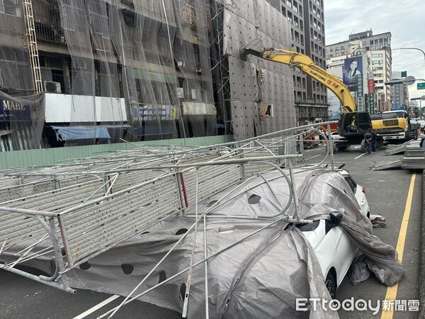 ▲台中鷹架倒塌。（圖／記者許權毅攝）