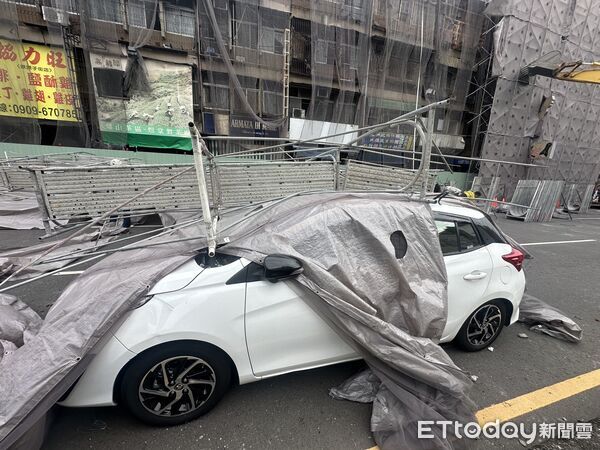 ▲台中鷹架倒塌。（圖／記者許權毅攝）