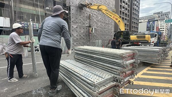 ▲台中鷹架倒塌。（圖／記者許權毅攝）